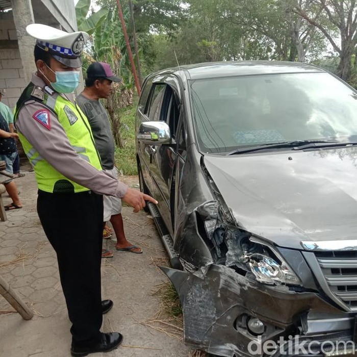 Mobil korban ringsek usai tabrak toko di Ngawi