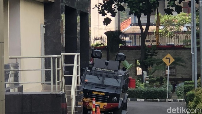 Mobil rantis Brimob di kawasan Mabes Polri, Minggu (7/8/2022). (Hanafi/detikcom)