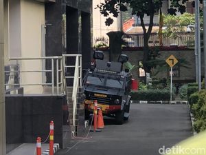 Mobil Taktis Brimob Kembali Siaga di Gedung Bareskrim