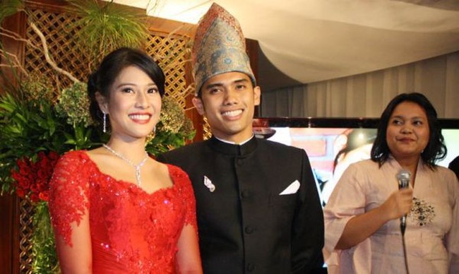 Dian Sastro menggelar acara tertutup saat dilamar kekasihnya, Maulana Indraguna Sutowo, yang berasal dari keluarga konglomerat pada 2010. Maulana merupakan putra dari Adiguna Sutowo, salah satu pendiri PT Mugi Rekso Abadi Group. Foto: Instagram