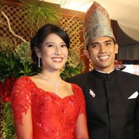 Dian Sastro menggelar acara tertutup saat dilamar kekasihnya, Maulana Indraguna Sutowo, yang berasal dari keluarga konglomerat pada 2010. Maulana merupakan putra dari Adiguna Sutowo, salah satu pendiri PT Mugi Rekso Abadi Group. Foto: Instagram