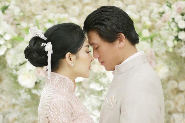 Syahrini dilamar Reino Barack, putra dari Rosano Barack, yang mendirikan PT Bimantara Citra bersama Bambang Trihatmodjo. Prosesi lamaran diadakan setelah keduanya saling mengenal selama empat bulan di kediaman keluarga Syahrini di Bogor, Jawa Barat pada Januari 2019. Foto: Instagram