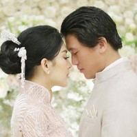 Syahrini dilamar Reino Barack, putra dari Rosano Barack, yang mendirikan PT Bimantara Citra bersama Bambang Trihatmodjo. Prosesi lamaran diadakan setelah keduanya saling mengenal selama empat bulan di kediaman keluarga Syahrini di Bogor, Jawa Barat pada Januari 2019. Foto: Instagram