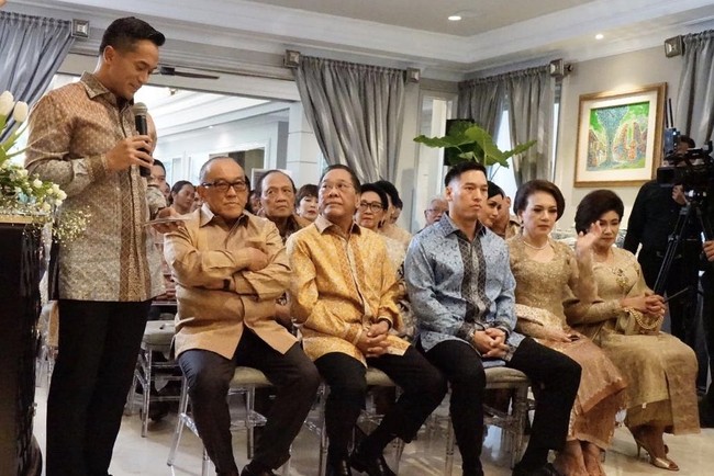 Arya Bakrie adalah keponakan dari konglomerat Indonesia Aburizal Bakrie. Dia melamar kekasihnya Vannya Istarinda di Banda Neira sebelum menggelar acara resmi yang dihadiri keluarga besar termasuk Ardi Bakrie dan Nia Ramadhani pada Maret 2020. Foto: Instagram