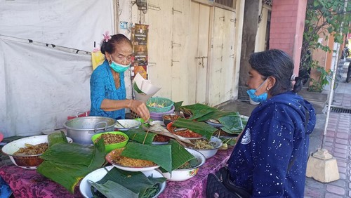 Ni Made Sambru atau Mek Sambru, penjual blayag legendaris sejak 1967 di Jalan Raya Gajah Mada, Amlapura, Bali.