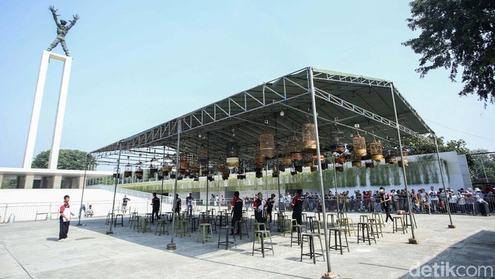 Pecinta Burung Aduan Tumpah Ruah di Lapangan Banteng Dinas Pariwisata dan Ekonomi Kreatif Provinsi DKI Jakarta menggelar Piala Gubernur Lomba Kicau Burung Jakarta. Para pecinta burung aduan tumpah ruah di sini.