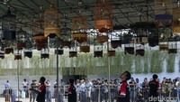 Dalam sekali tanding burung-burung akan digantung dan dibiarkan beberapa menit.