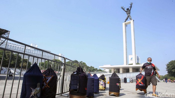 Pecinta Burung Aduan Tumpah Ruah di Lapangan Banteng Dinas Pariwisata dan Ekonomi Kreatif Provinsi DKI Jakarta menggelar Piala Gubernur Lomba Kicau Burung Jakarta. Para pecinta burung aduan tumpah ruah di sini.