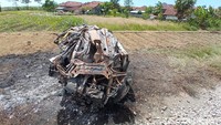 Di saat bersamaan, datang Kereta Api Argo Cheribon yang melaju dari arah Jakarta menuju Tegal. Akibatnya, mobil tersebut akhirnya tertabrak dan terseret hingga sekitar 100 meter sebelumnya kemudian terbakar.