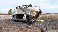 Kapolsek Karangsembung, AKP Sutarja menjelaskan kronologi terjadinya peristiwa nahas tersebut. Menurut dia, kecelakaan itu bermula saat mobil minibus bernopol G-1197-MG hendak melewati perlintasan kereta api tanpa palang pintu di Desa Kalimeang, Kecamatan Karangsembung, Kabupaten Cirebon.