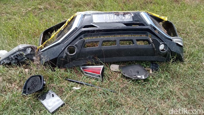 Penampakan mobil Xpander yang tertabrak kereta api Cheribon