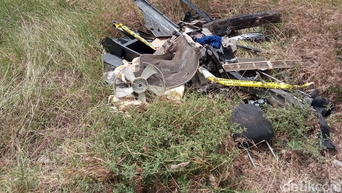 Penampakan mobil Xpander yang tertabrak kereta api Cheribon Penampakan mobil Xpander yang tertabrak kereta api Cheribon