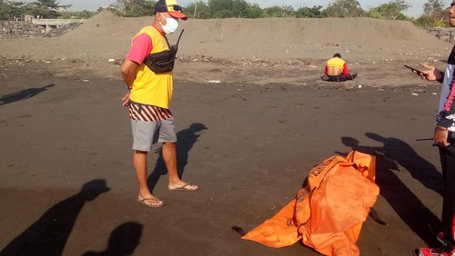 Penemuan jenazah pria tanpa identitas di perbatasan Pantai Sanur dan Pantai Biaung, Kota Denpasar, Bali pada Sabtu (6/8/2022) pagi.