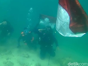 Keren! Bendera Merah Putih Berkibar di Dasar Laut Gili Ketapang