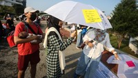 Asosiasi Ibu Menyusui Indonesia (AIMI) Kota Depok menggelar payung putih berAKSI dengan menulis pesan menyusui di atas payung.