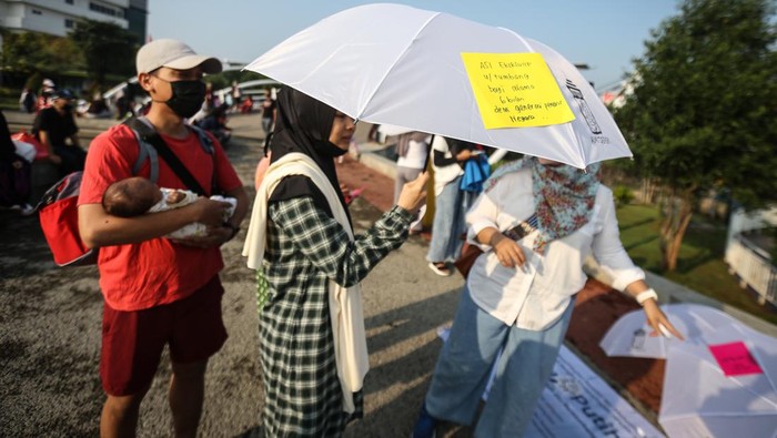 Sejumlah peserta membawa payung yang berisi pesan pentingnya menyusui di Alun-Alun Kota Depok, Depok, Jawa Barat, Minggu (7/8/2022). Asosiasi Ibu Menyusui Indonesia (AIMI) Kota Depok menggelar payung putih berAKSI dengan menulis pesan menyusui di atas payung dalam rangka memperingati Pekan Menyusui Sedunia 2022. ANTARA FOTO/Asprilla Dwi Adha/nym.