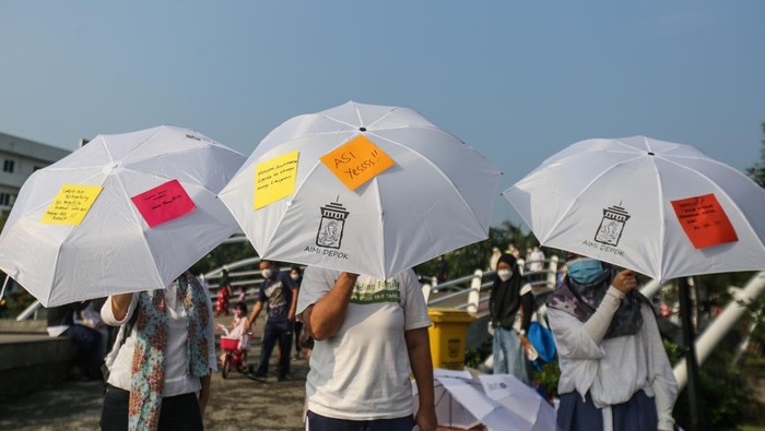PERINGATAN PEKAN MENYUSUI SEDUNIA Sejumlah peserta membawa payung yang berisi pesan pentingnya menyusui di Alun-Alun Kota Depok, Depok, Jawa Barat, Minggu (7/8/2022). Asosiasi Ibu Menyusui Indonesia (AIMI) Kota Depok menggelar payung putih berAKSI dengan menulis pesan menyusui di atas payung dalam rangka memperingati Pekan Menyusui Sedunia 2022. ANTARA FOTO/Asprilla Dwi Adha/nym.