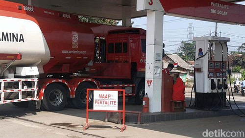 BBM Pertalite kini mulai sulit dijumpai masyarakat. Sejumlah SPBU kehabisan Pertalite, jika pun ada antreannya mengular panjang.