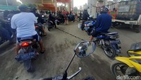 Sementara, di SPBU lain yang lokasinya tak jauh dari SPBU pertama tampak antrean panjang untuk pembelian Pertalite. Antrean panjang terlihat pada kendaraan roda dua maupun roda empat.