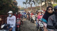 Antrean itu mencapai 10 meter dari titik dispenser Pertalite. Berdasarkan pengamatan, tampak ada yang pengguna kendaraan yang memutuskan putar arah ketika mengetahui antrean panjang tersebut.