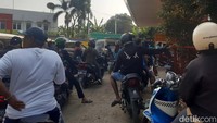 Namun demikian, petugas SPBU mengatakan, antrean panjang ini memang kerap terlihat saat pagi hari.