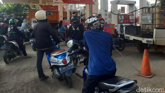 Pertalite Jadi Buruan, Langka? BBM Pertalite kini mulai sulit dijumpai masyarakat. Sejumlah SPBU kehabisan Pertalite, jika pun ada antreannya mengular panjang.