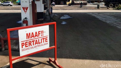 BBM Pertalite kini mulai sulit dijumpai masyarakat. Sejumlah SPBU kehabisan Pertalite, jika pun ada antreannya mengular panjang.