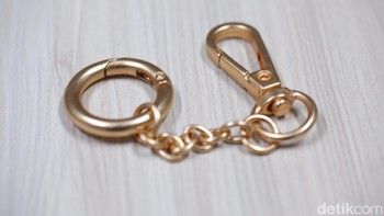 Diberikan rantai untuk mengaitkan case TWS di tas dan lain-lain. Foto: Adi Fida Rahman/detikINET