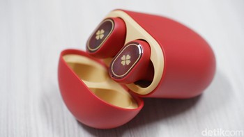 Simbol clover menghiasi bagian earbuds. Foto: Adi Fida Rahman/detikINET