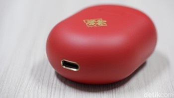 Bagian bawah ada port USB Type C. Foto: Adi Fida Rahman/detikINET