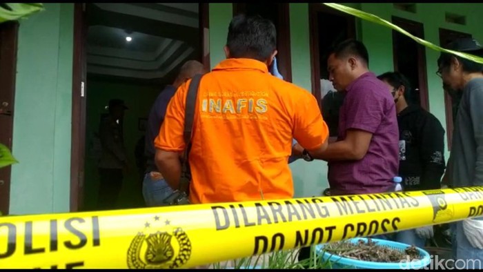 Polisi melakukan olah TKP atas temuan pasutri tewas di Mamasa, Sulbar.
