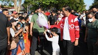 Masyarakat menyapa Jokowi dan Jan Ethes di sepanjang jalan. (Foto: Foto: Lukas - Biro Pers Sekretariat Presiden).