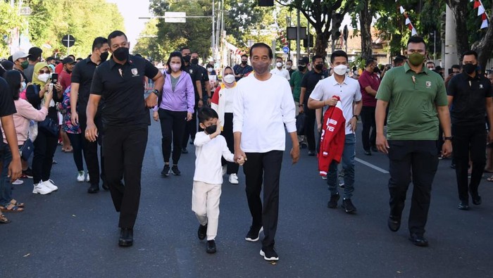 Potret Jokowi Jalan Santai Bareng Jan Ethes di CFD Solo Potret Jokowi Jalan Santai Bareng Jan Ethes di CFD Solo
