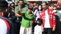 Sejumlah masyarakat juga meminta untuk berfoto bersama dengan Jokowi, Iriana, dan Jan Ethes. (Foto: Foto: Lukas - Biro Pers Sekretariat Presiden).