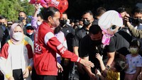 Selain itu, Jan Ethes tampak membeli balon yang kemudian turut dibagikan kepada sejumlah pengunjung yang membawa anak kecil. (Foto: Foto: Lukas - Biro Pers Sekretariat Presiden) 