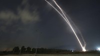 Sebagian besar roket tersebut dihadang sistem anti-rudal Israel, Iron Dome. AP Photo/Ariel Schalit.