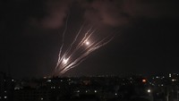 Roket ditembakkan oleh gerilyawan Palestina ke Israel di Kota Gaza, Sabtu, 6 Agustus 2022. AP Photo/Fatima Shbair.