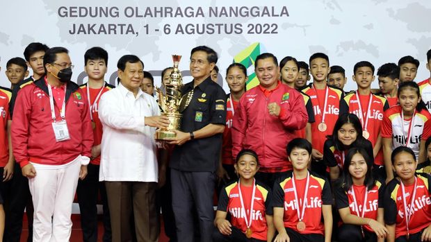 Menteri Pertahanan RI, Prabowo Subianto, menyerahkan trofi kejuaraan bulutangkis Piala Presiden 2022 di Jakarta, Sabtu  6 Agustus 2022.