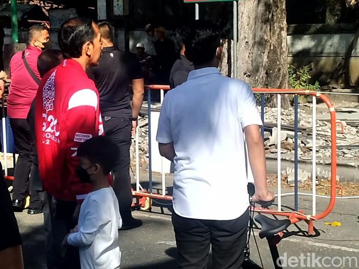 Presiden Jokowi dan Walkot Solo Gibran Rakabuming Raka menengok renovasi Koridor Ngarsopuro, Minggu (7/8/2022).
