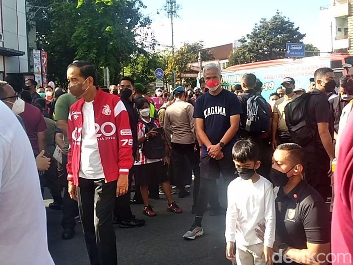 Presiden Jokowi jalan-jalan di CFD Solo ditemani Ganjar dan Jan Ethes, Minggu (7/8/2022).