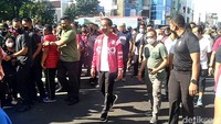 Dalam momen tersebut Jokowi sempat membagikan buku dan susu kotak untuk anak-anak. Jan Ethes juga ikut membagikan susu kotak dan balon. (Foto: Bayu Ardi Isnanto/detikJateng) 