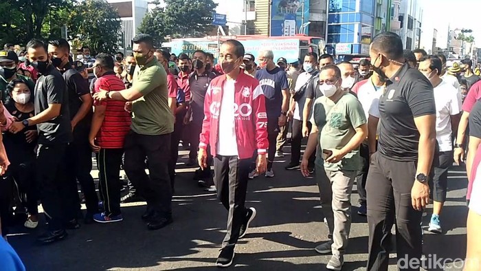 Presiden Jokowi jalan-jalan di CFD Solo ditemani Ganjar dan Jan Ethes, Minggu (7/8/2022).