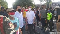 Sampai di simpang Ngarsopuro, rombongan berhenti lagi. Kemudian tampak pula Menteri BUMN Erick Thohir. (Foto: Bayu Ardi Isnanto/detikJateng)