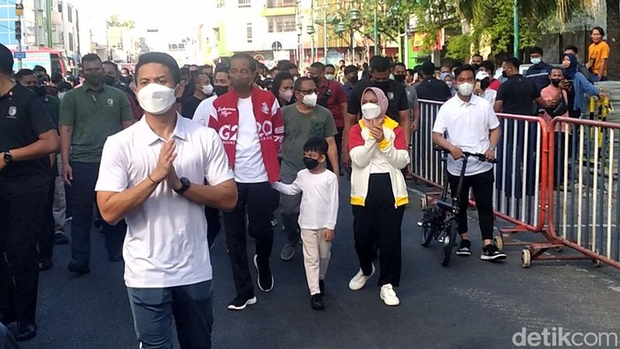 Presiden Jokowi jalan-jalan di CFD Solo ditemani Ganjar dan Jan Ethes, Minggu (7/8/2022).