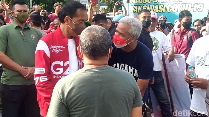 Presiden Jokowi jalan-jalan di CFD Solo ditemani Ganjar dan Jan Ethes, Minggu (7/8/2022). Presiden Jokowi jalan-jalan di CFD Solo ditemani Ganjar dan Jan Ethes, Minggu (7/8/2022).