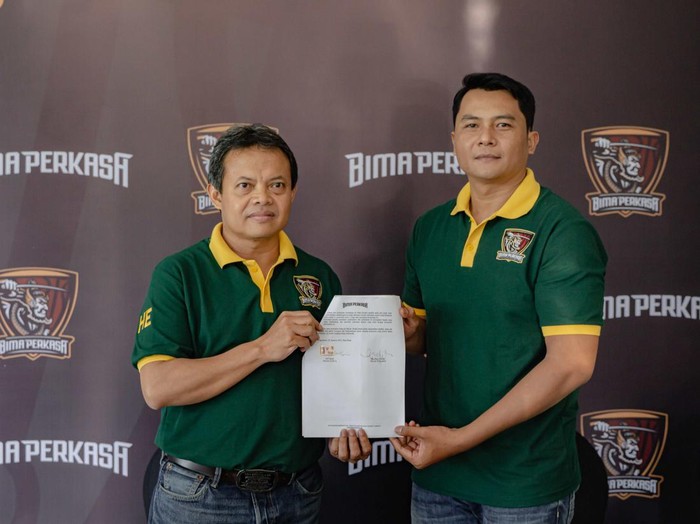 Presiden klub Bima Perkasa Dr Hady Efendy (kiri) dan pelatih Efri Meldi. Foto diunggah pada Minggu (7/8/2022).