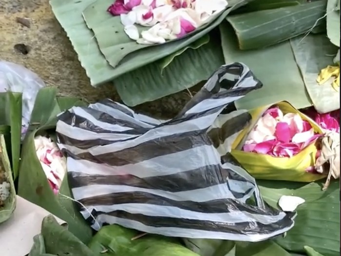 Pria coba makan sesajen berisi nasi ayam di kuburuan. Ternyata rasanya masih enak!