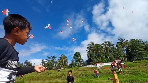 Puluhan anak-anak mengikuti lomba Layang-layang Merah Putih dalam perayaan HUT RI Ke-77 di Lapangan Voli Desa Sangketan, Kecamatan Penebel, Minggu (7/8/2022).