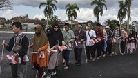 Mereka berziarah ke taman makam pahlawan untuk mengenang jasa para pahlawan sekaligus melatih kemandirian tunanetra mengenai tata cara berjalan menggunakan tongkat.