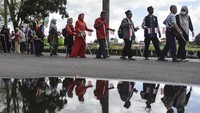 Penyandang tunanetra mengikuti long march rally tongkat dalam rangkaian menyambut HUT ke-77 Kemerdekaan di Saptamarga, Kota Tasikmalaya, Jawa Barat, Minggu (7/8/2022).